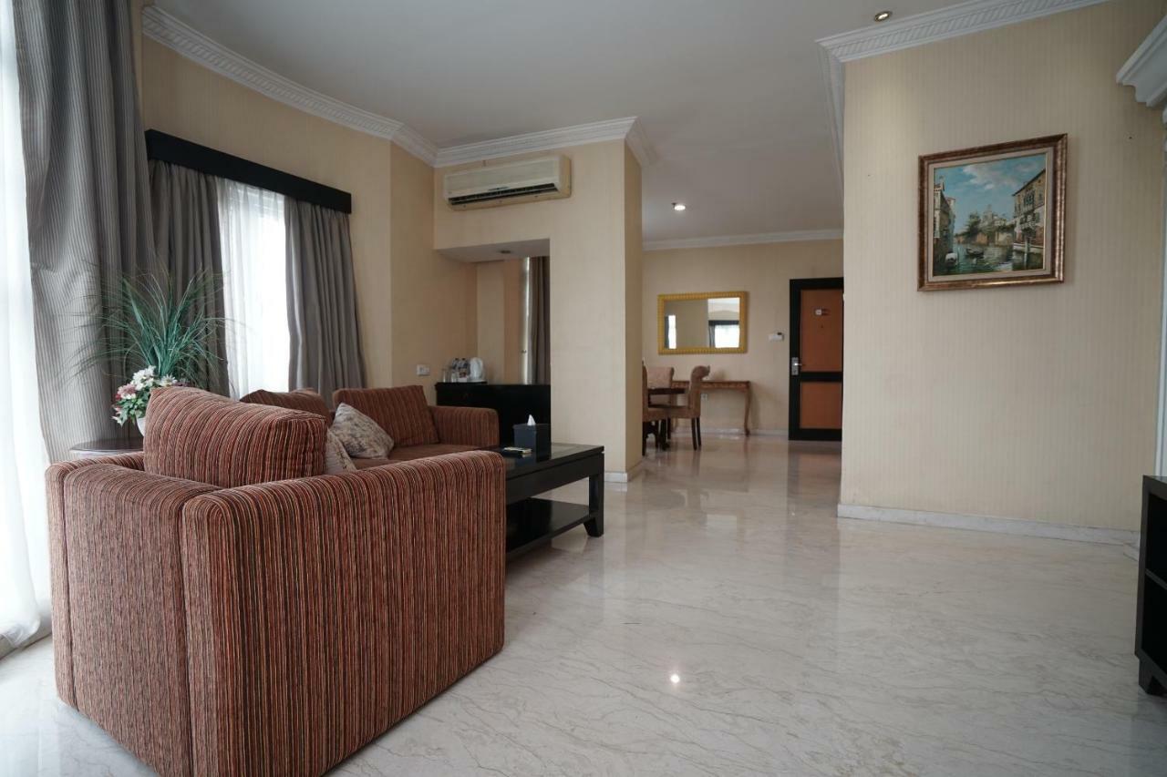 Capital O 1128 Hotel Imara Palembang Exterior foto